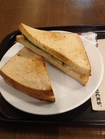 A picture containing table, food, sandwich, plate

Description automatically generated